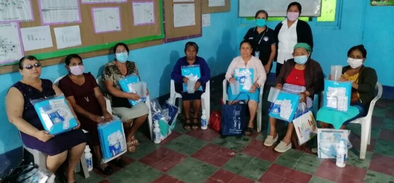 Kits de material médico quirúrgico refuerzan labor de comadronas en Poptún