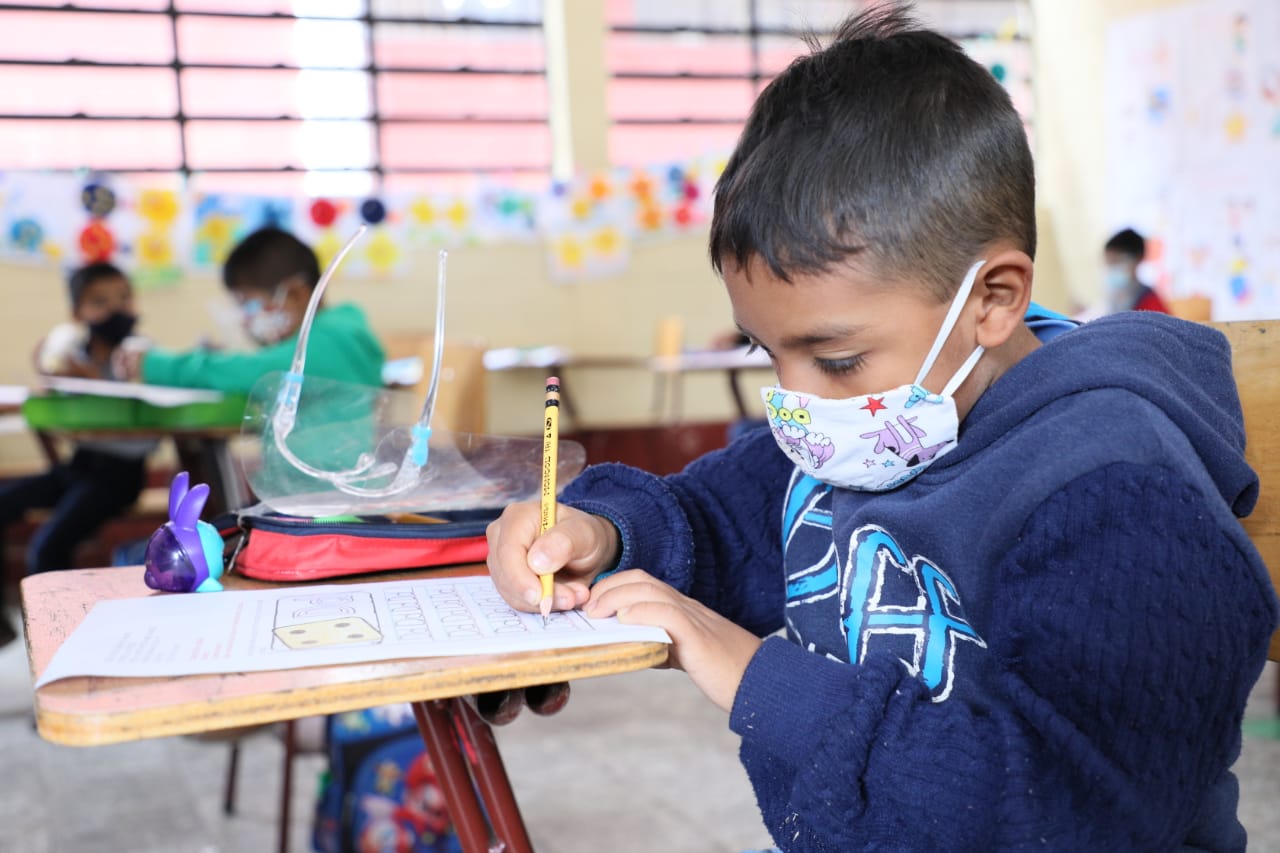 Estudiantes han recibido materiales para fortalecer su aprendizaje. /Foto: Mineduc