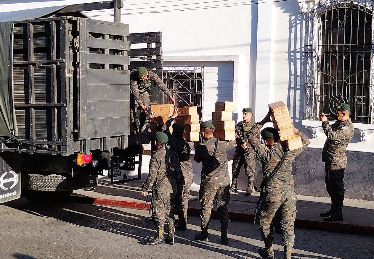Personal militar apoyó en el traslado de alimentos para adultos mayores. /Foto: Sosep