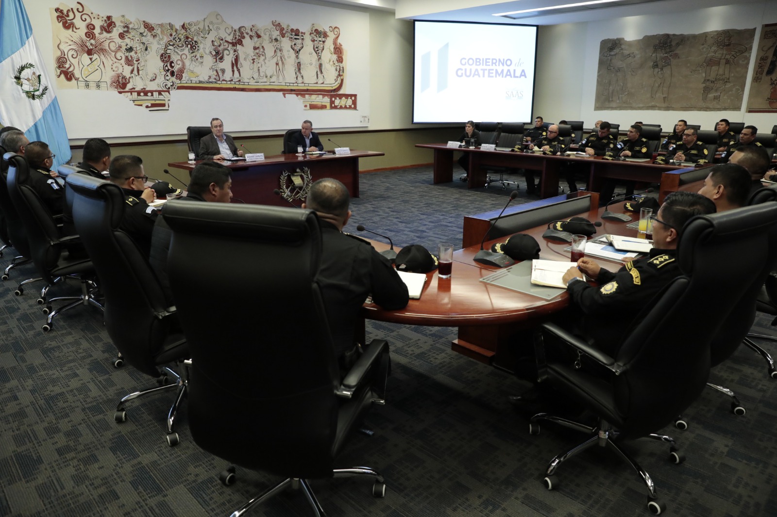Ejecutivo sostiene reunión de trabajo con comisarios y mandos de la PNC