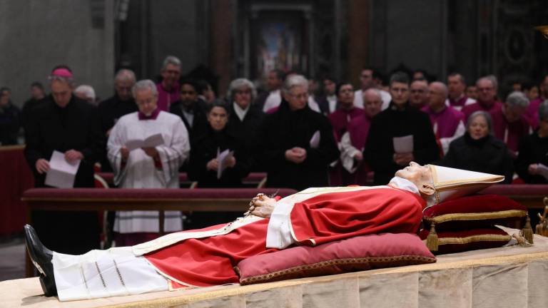 Benedicto XVI es despedido en la basílica de San Pedro