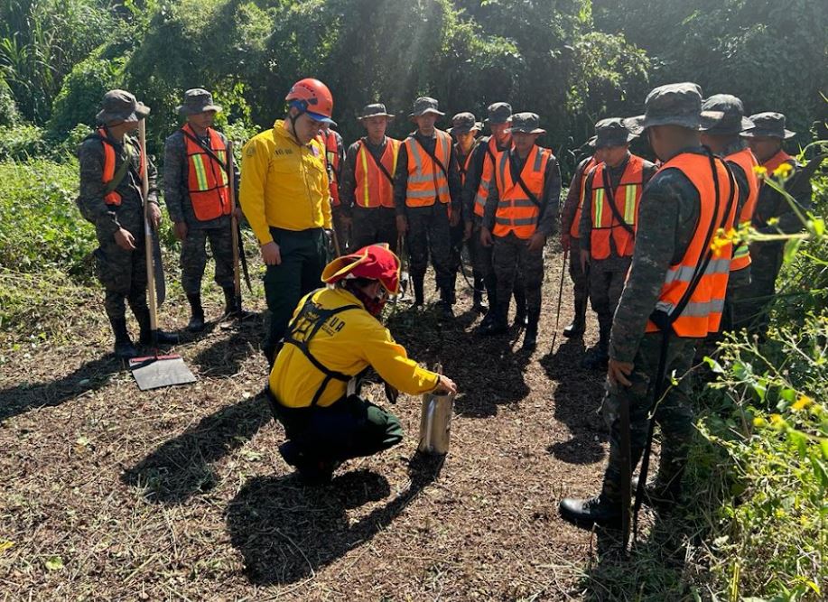 Más de 400 soldados se capacitan para control de incendios forestales