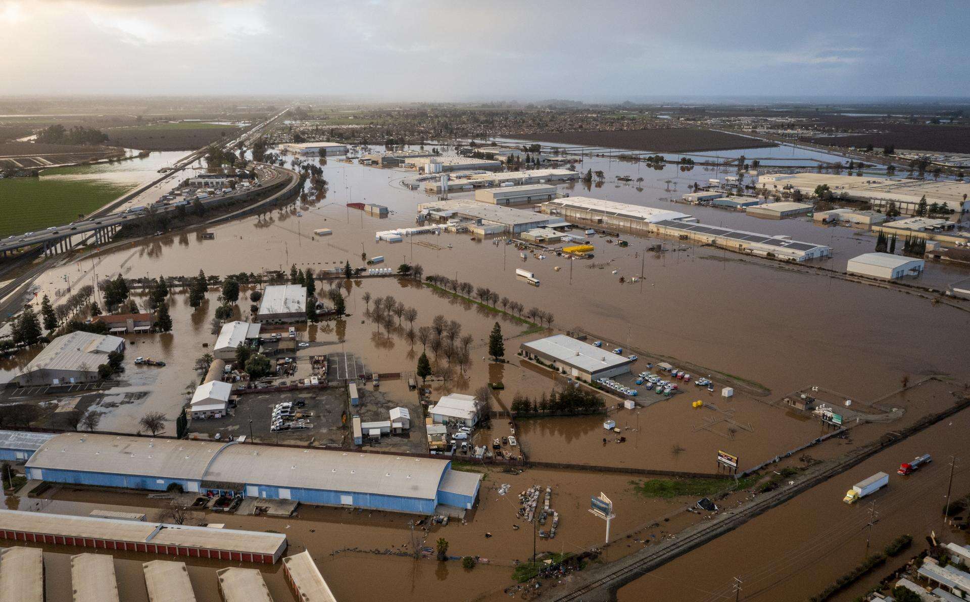 Cifra de fallecidos por tormentas en California sube a 17