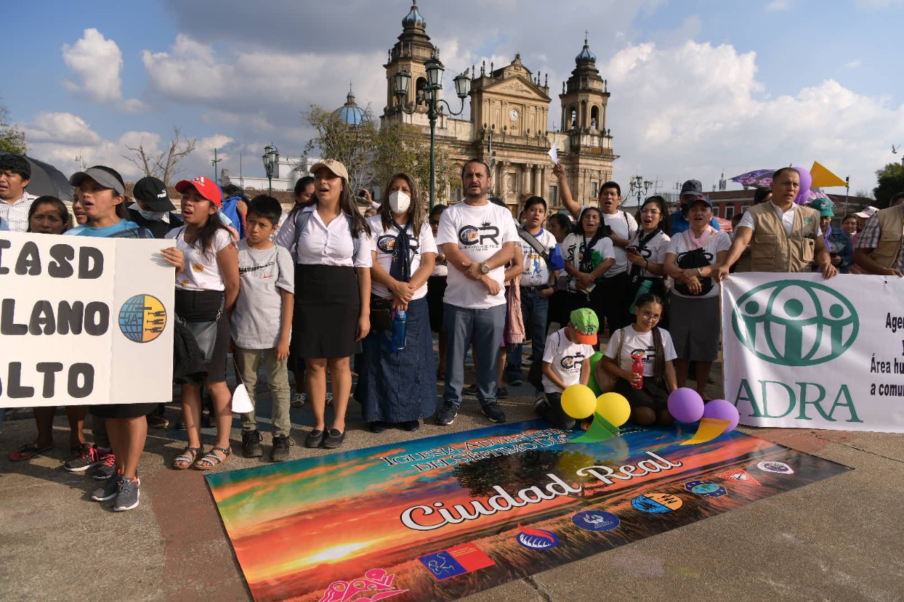 Más de mil personas participan en marcha por la libertad religiosa