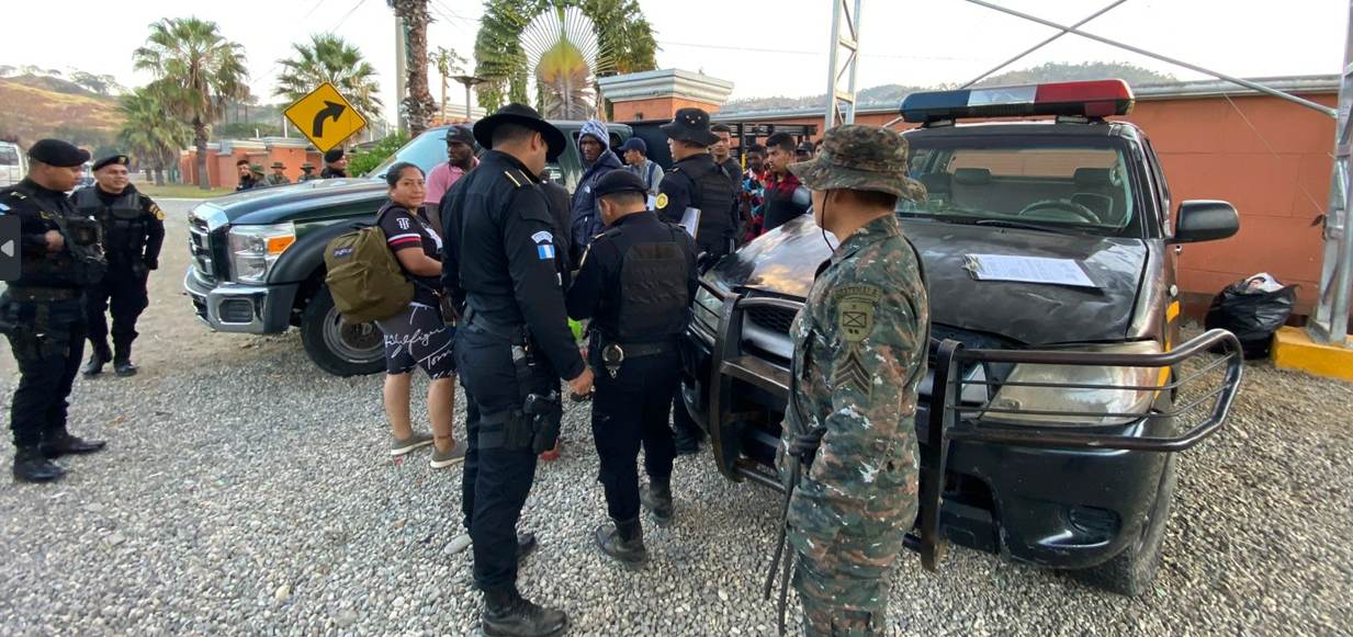 Ejército asiste a migrantes que se encontraban irregularmente en el país