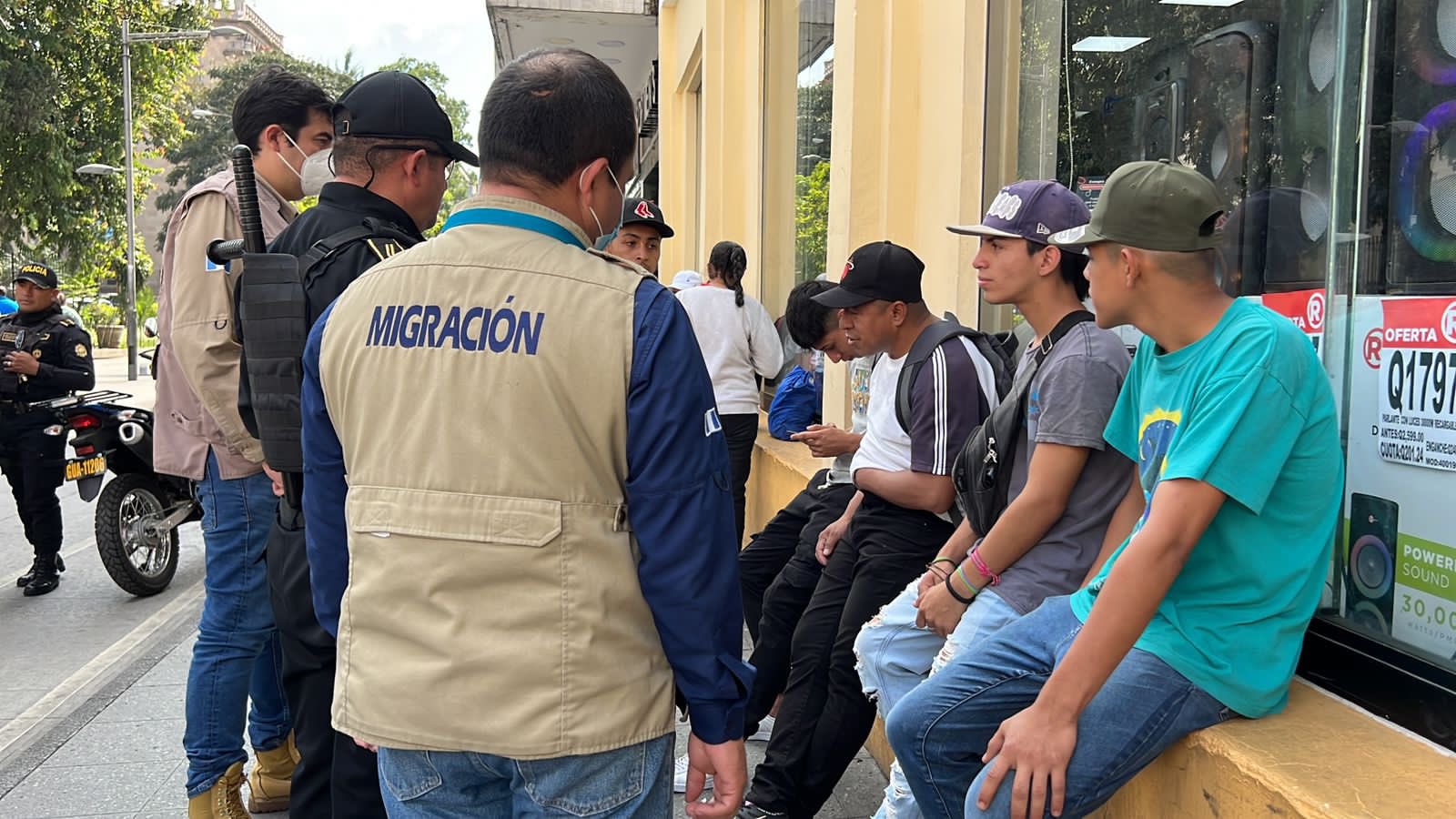 Desarrollan operativo para regularizar situación migratoria
