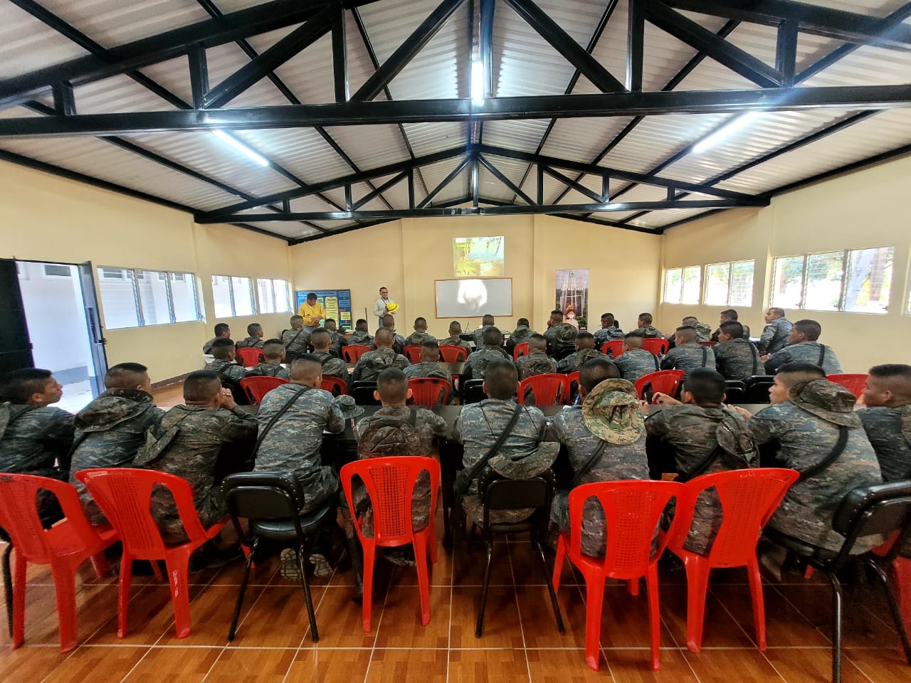 Personal militar se entrena para el control de incendios forestales