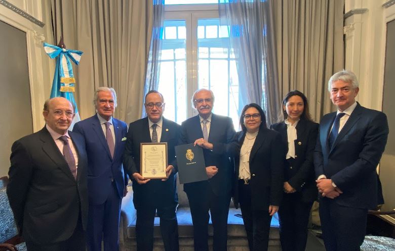 Presidente Giammattei junto a representantes de la Fundación Carlos II. /Foto: Álvaro Dimayuga