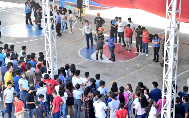Capacitan a jóvenes sobre medidas de seguridad en caso de sismo