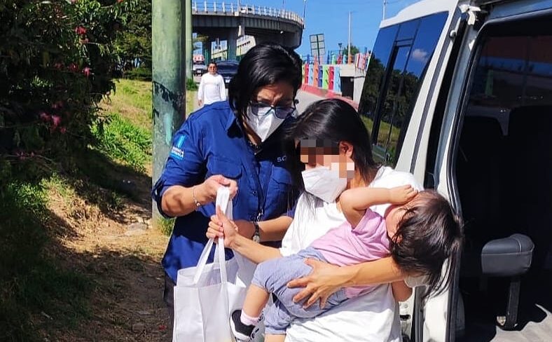 Núcleos familiares recibieron kits de higiene y alimentación. /Foto: Sosep