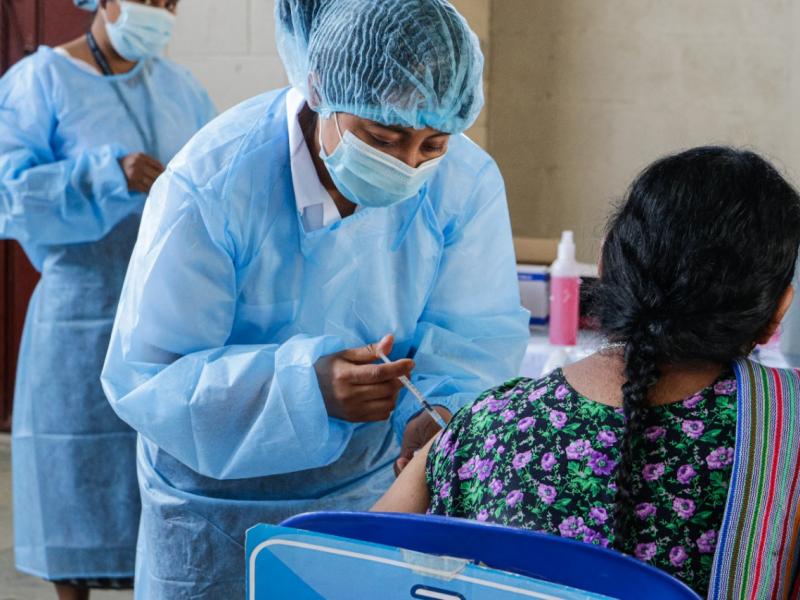 Guatemala alcanza administración de 20 millones de dosis contra COVID-19