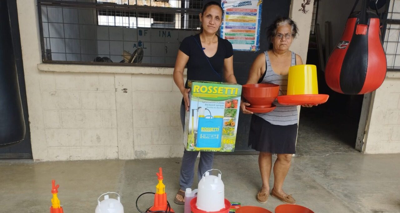Vecinos de Zacapa recibieron bolsas didácticas para la crianza de aves. /Foto: MAGA