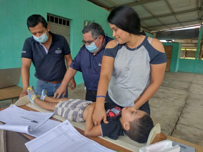 Jornadas de salud benefician a 700 niños y mujeres de Cuyotenango
