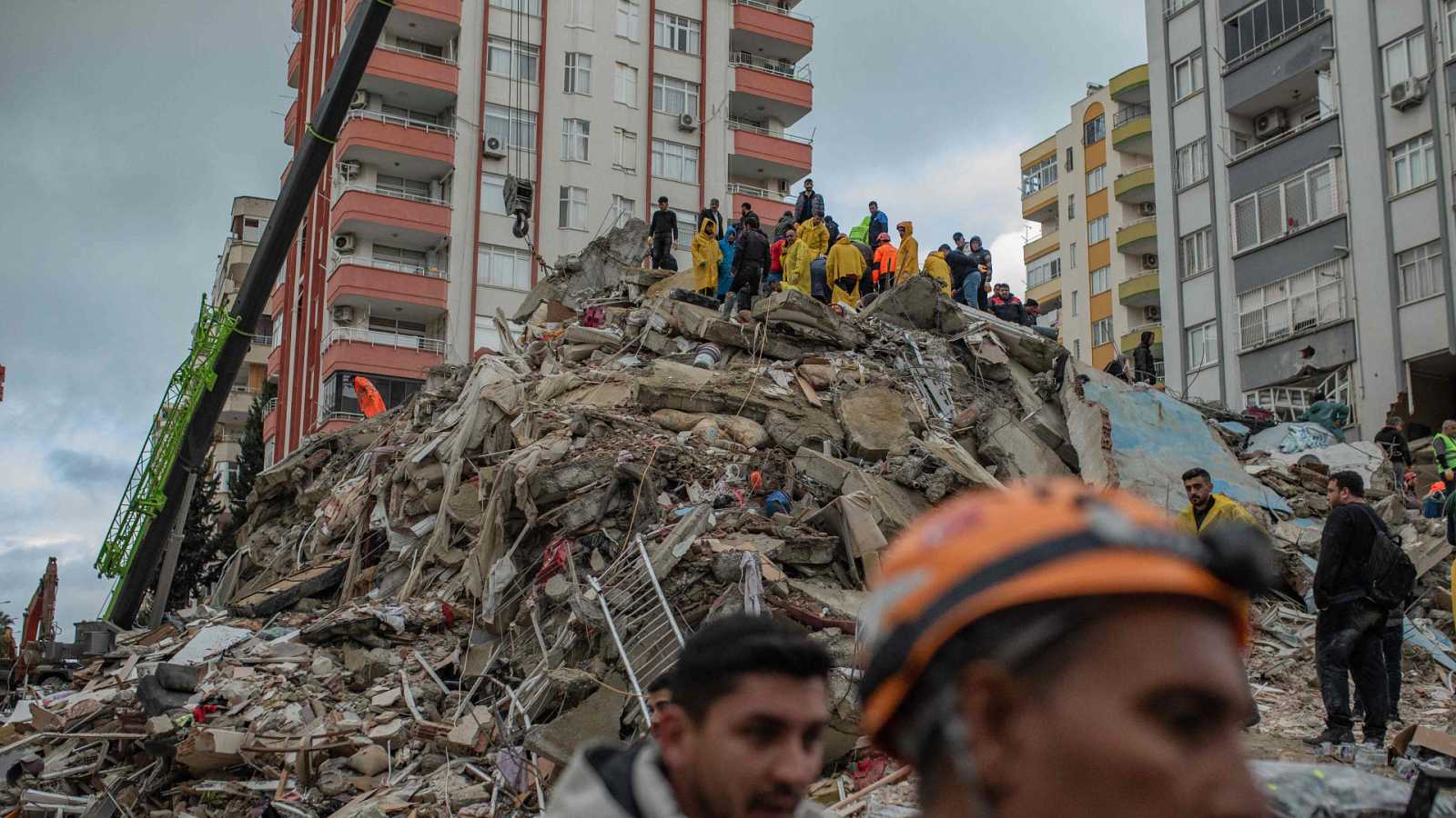 Más de 2 mil 700 muertos en Turquía y Siria por terremotos