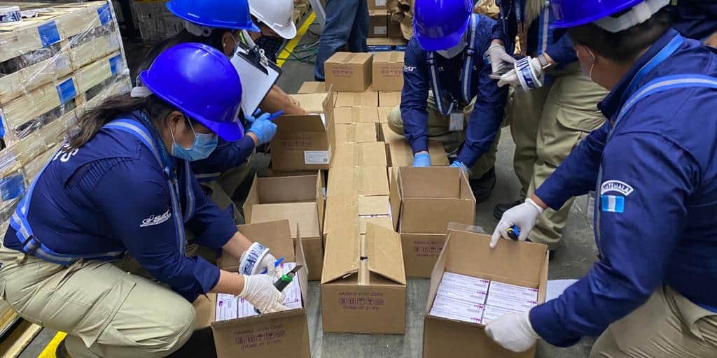 Firman convenio para fortalecer procesos de autorización, importación y control de medicamentos