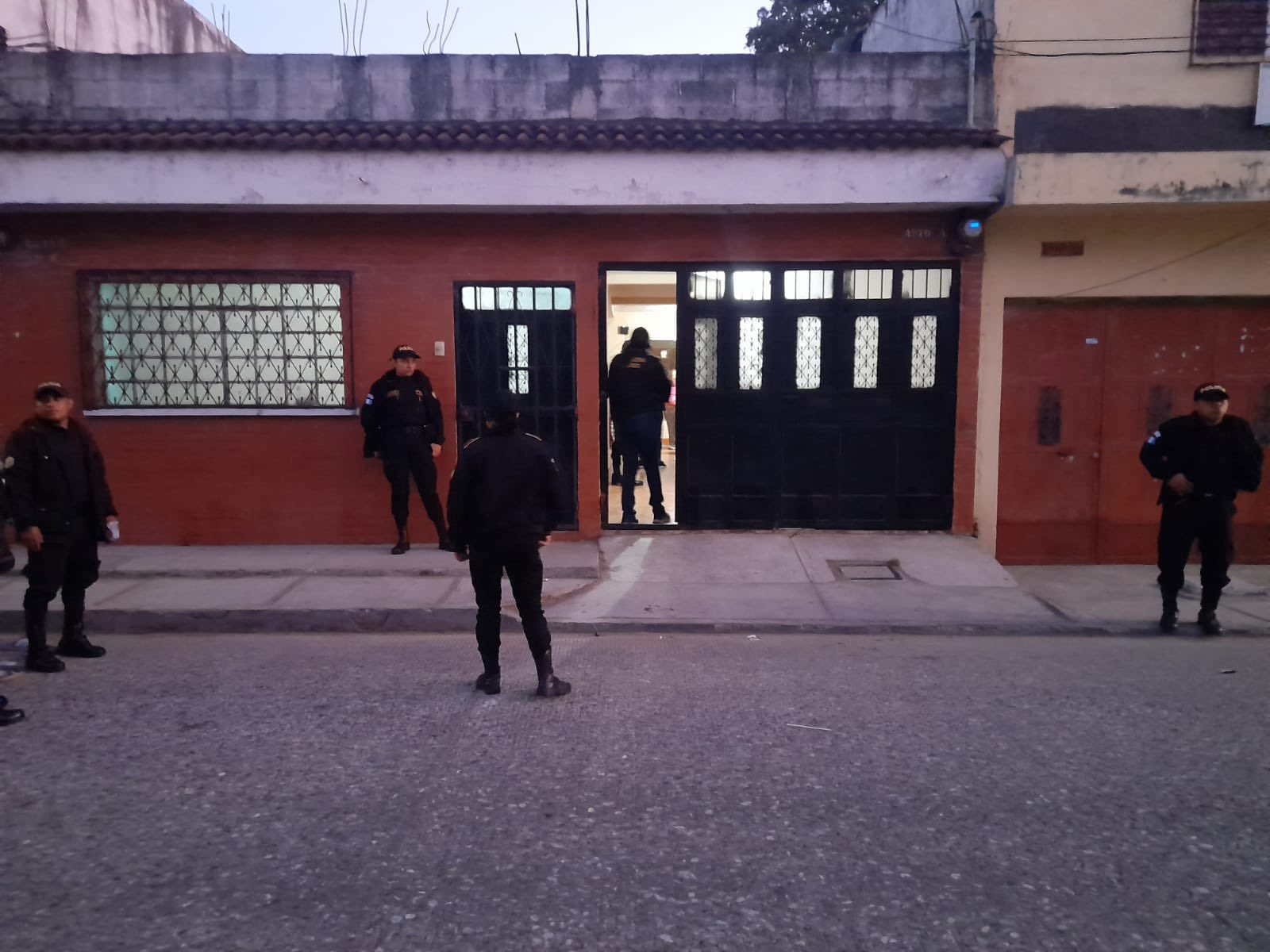 Ejecutan allanamientos por casos de estafas y lavado de dinero