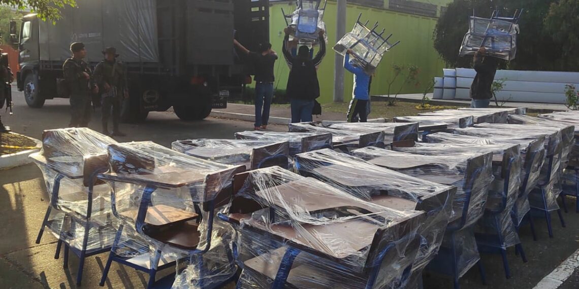 Elementos del Ejército participó en la entrega de escritorios en el país.