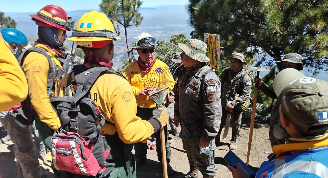 Control de incendio forestal en volcán de Fuego alcanza el 50 %