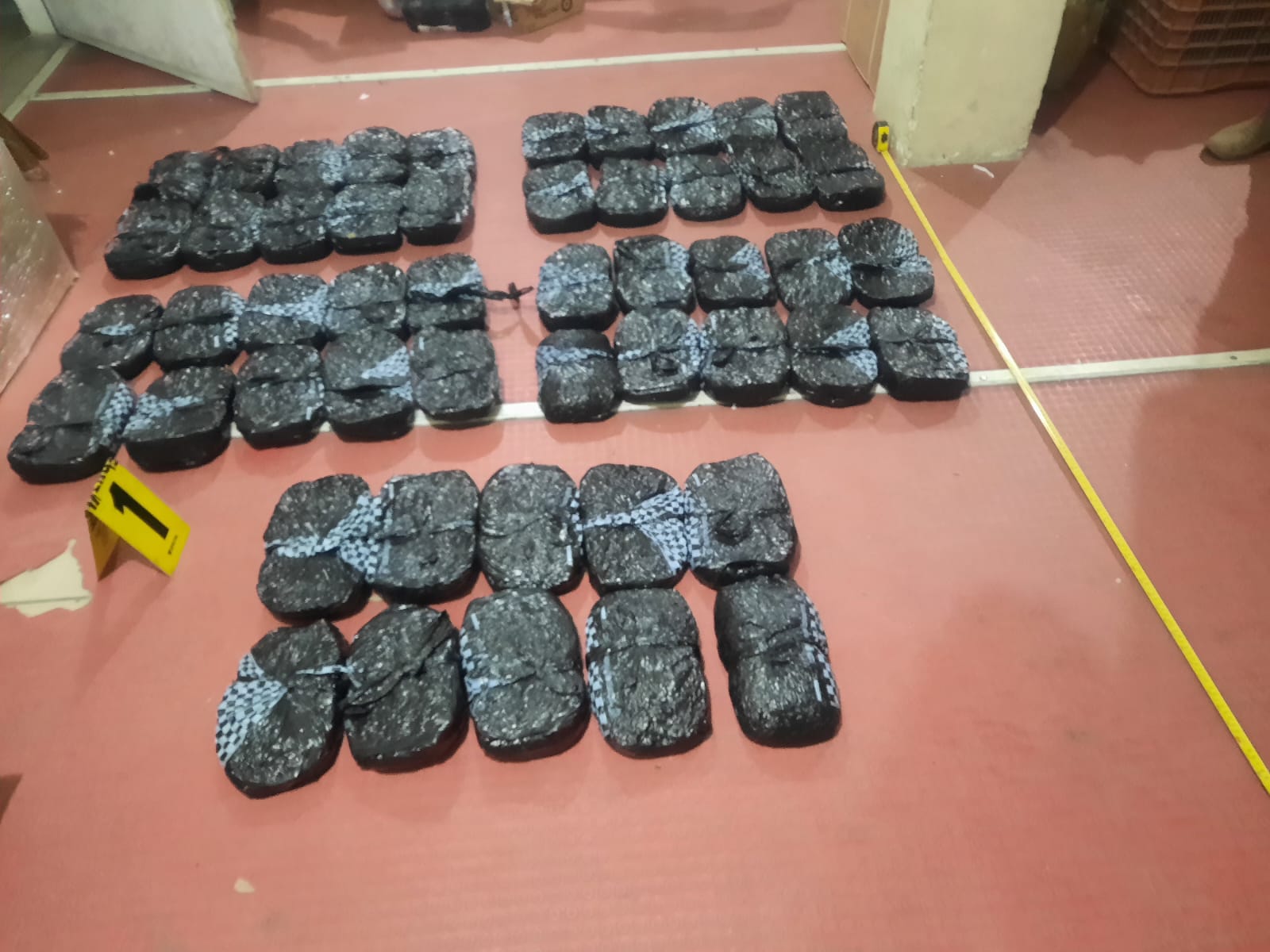 Policías antinarcóticos localizan marihuana en agencia de San Marcos.