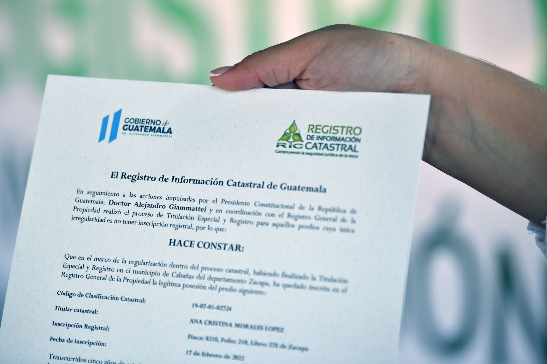 Ejecutivo entrega escrituras de tierras a pobladores de Zacapa