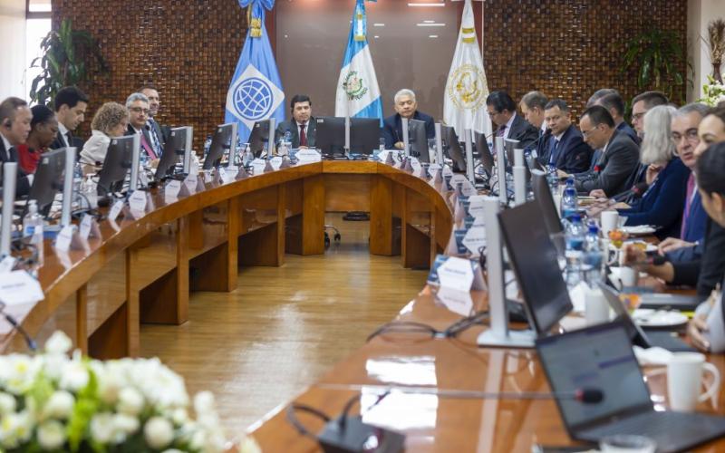 Minfin y Banguat se reúnen con directivos del Banco Mundial