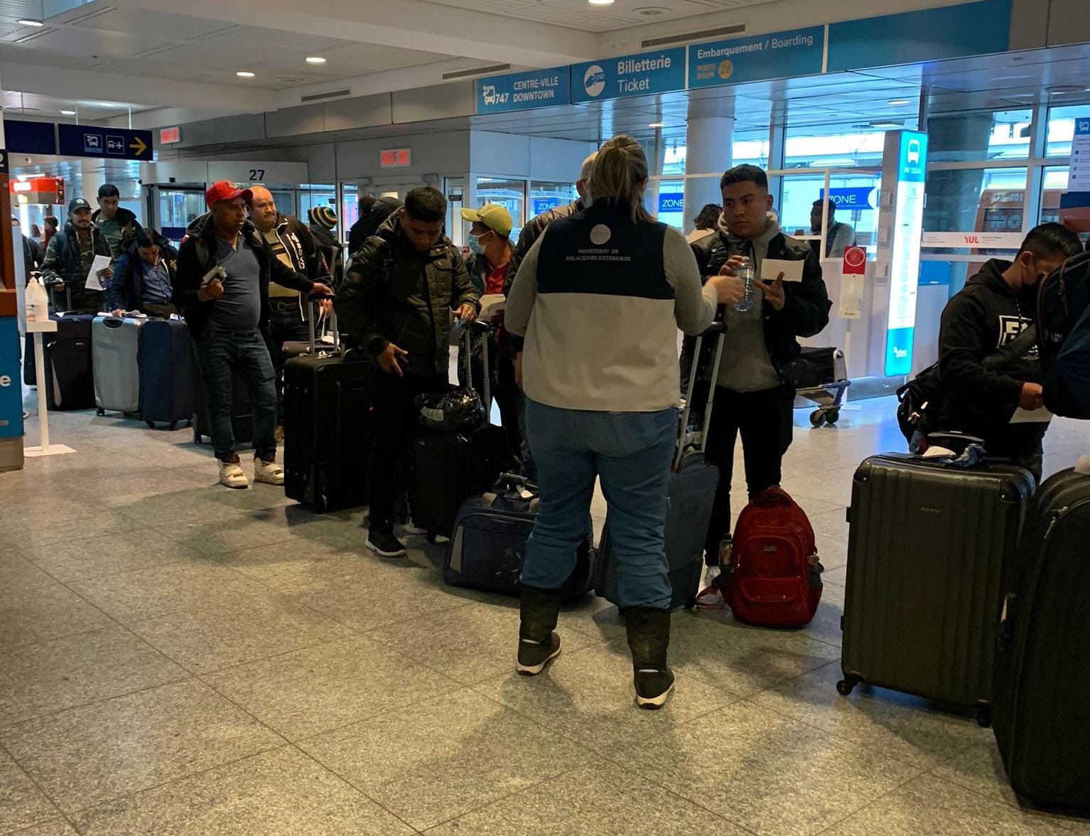 Guatemaltecos beneficiados con el Programa de Movilidad Laboral arribando a Canadá. / Foto: Consulado de Guatemala en Montreal.