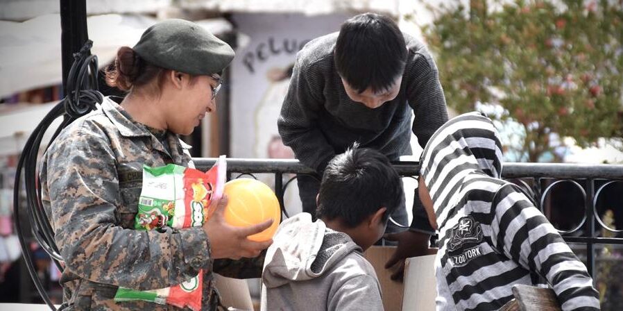 Soldados apoyan a niños de escasos recursos en Totonicapán