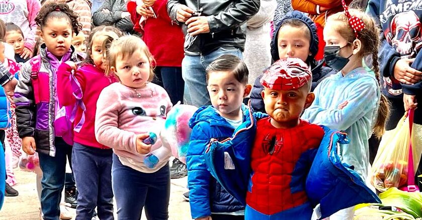 Niños acuden por primera vez a la escuela