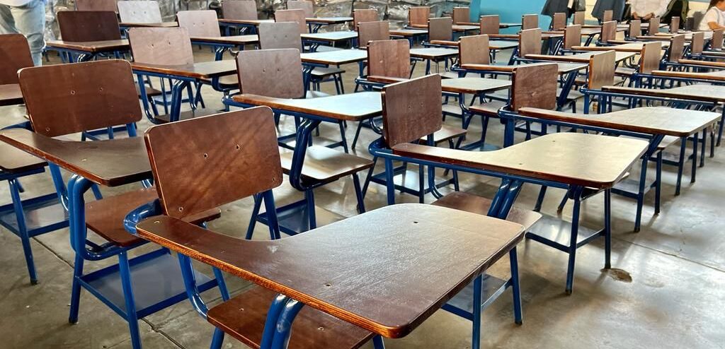 Escuelas de Jalapa y San Manuel Chaparrón reciben escritorios
