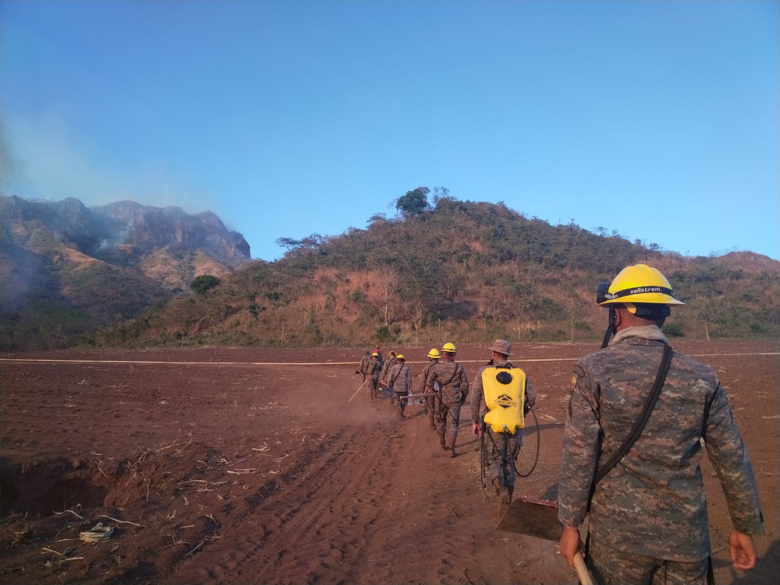Continúan acciones para el combate de incendios
