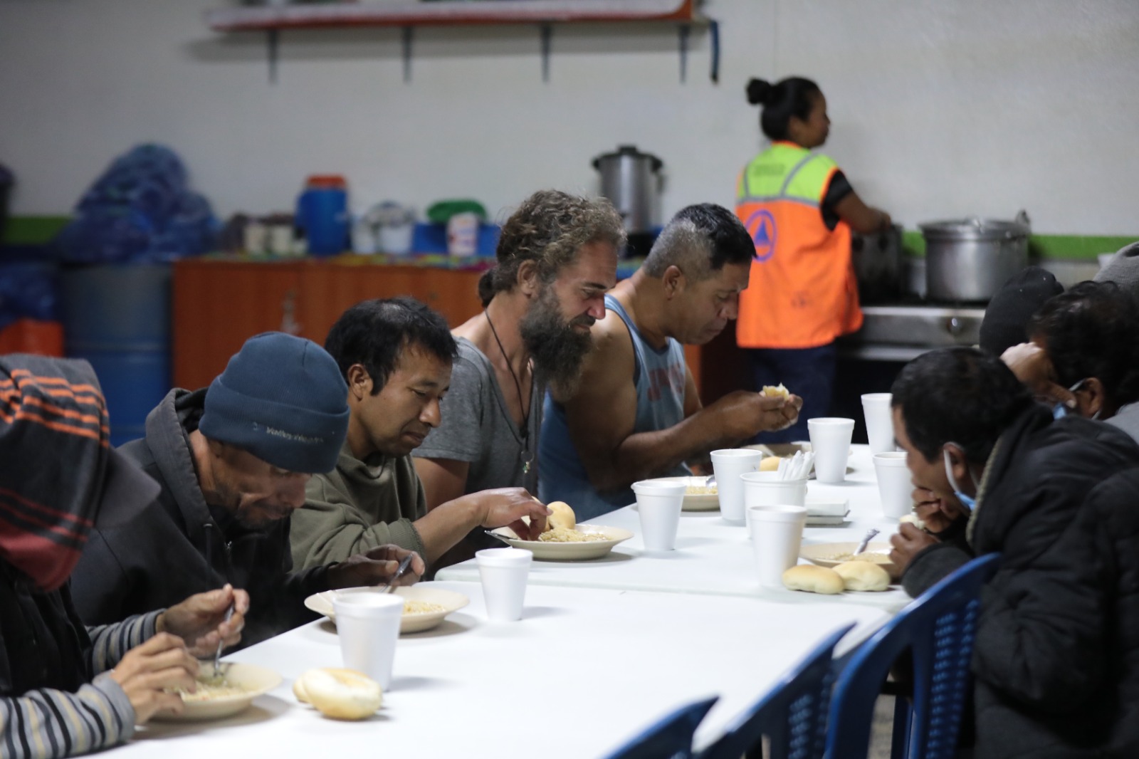 Mantienen apoyo a guatemaltecos en albergues por temporada de frío