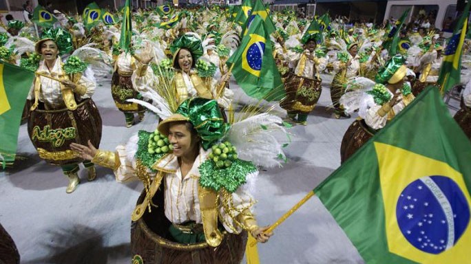 Fuertes lluvias cancelan carnaval brasileño en varias ciudades de Sao Paulo