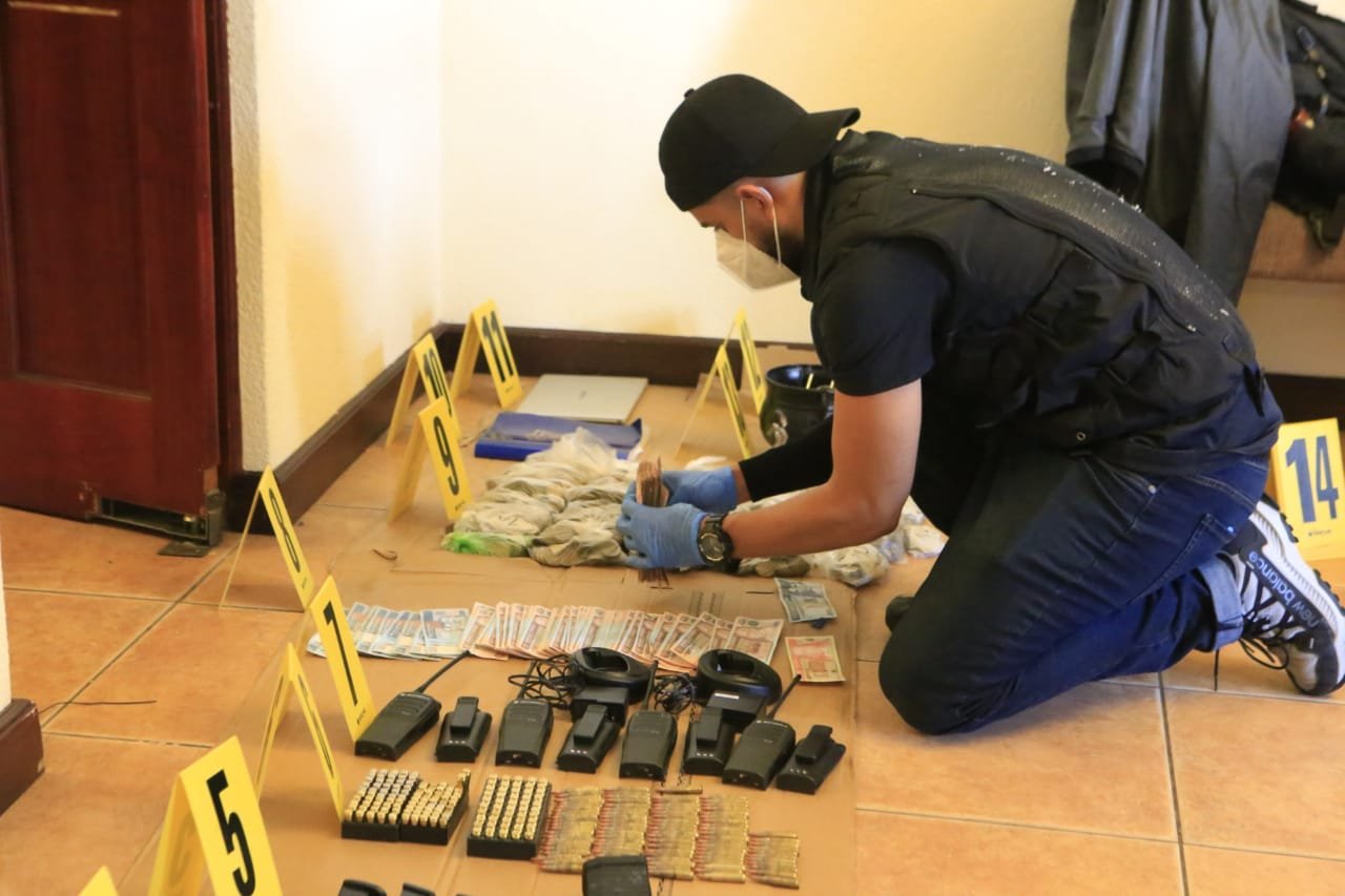 Decomisan dinero, armas y radiotransmisores