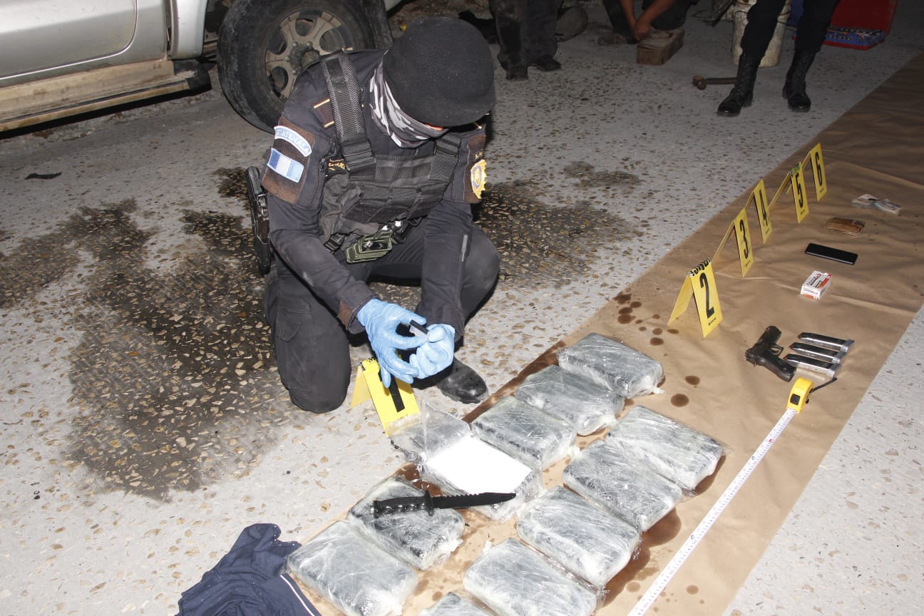 Operativo antinarcótico permite decomisar 11 paquetes con cocaína