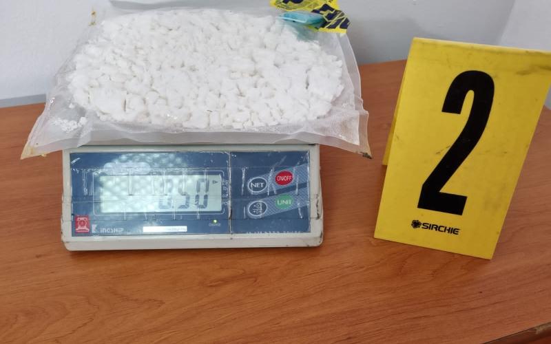 Dos paquetes con droga fueron incautados en el aeropuerto La Aurora. /Foto: Mingob