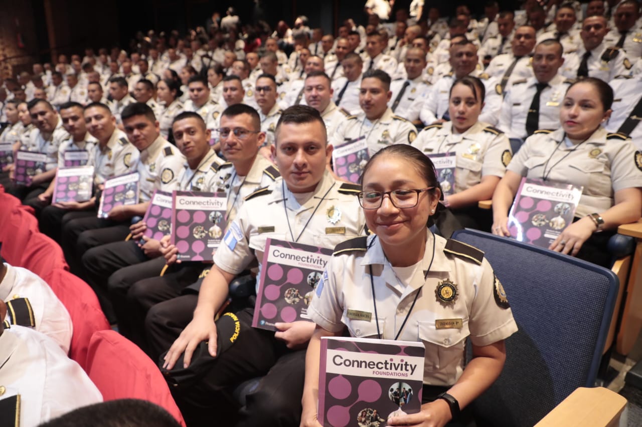 Agentes recibieron material de estudio para dar inicio con los cursos. /Foto: Dickens Zamora
