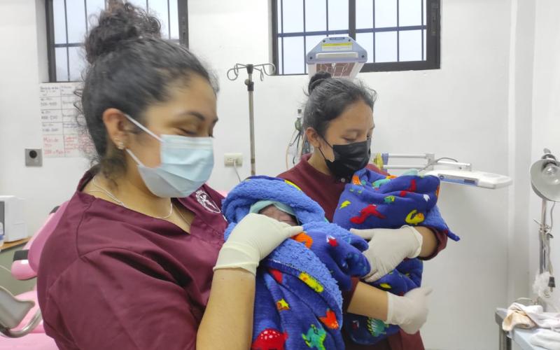Atienden con éxito parto de gemelos en San Gaspar Chajul