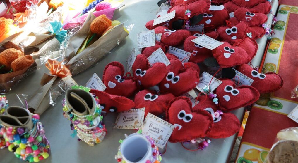 Adolescentes bajo el cuidado de SBS ofrecen sus productos en expobazar