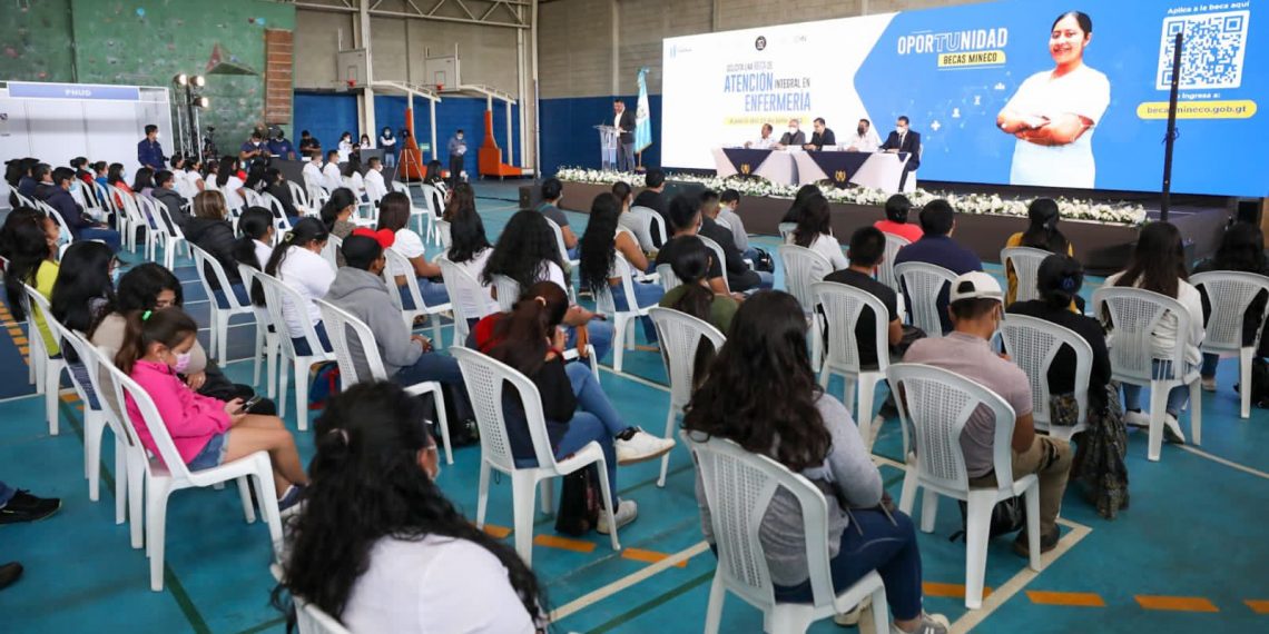 Otorgarán más de 20 mil becas este año