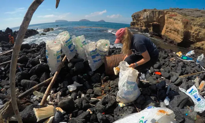 Retiran más de dos toneladas de desechos de las costas de Galápagos
