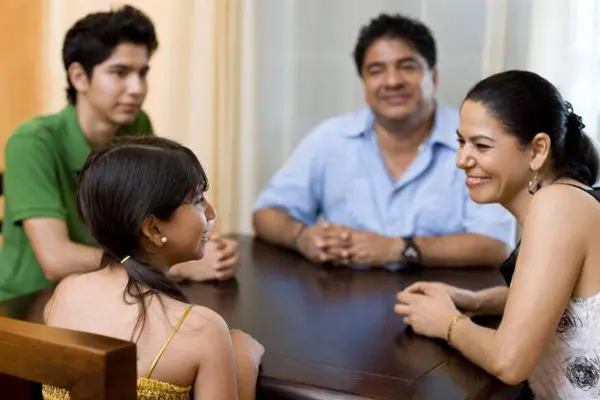 Relación sólida con los padres mejora salud futura de los jóvenes