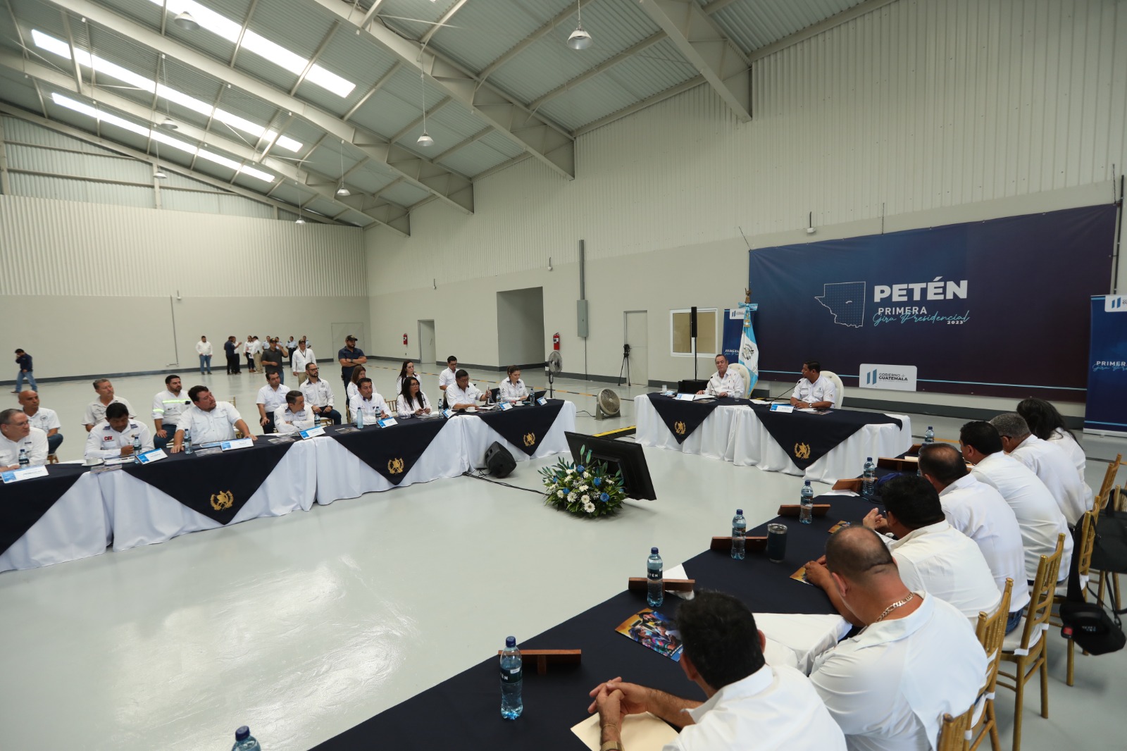 Gobierno central promueve diálogo con autoridades locales en Petén