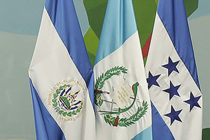 Banderas de Guatemala, El Salvador y Honduras.