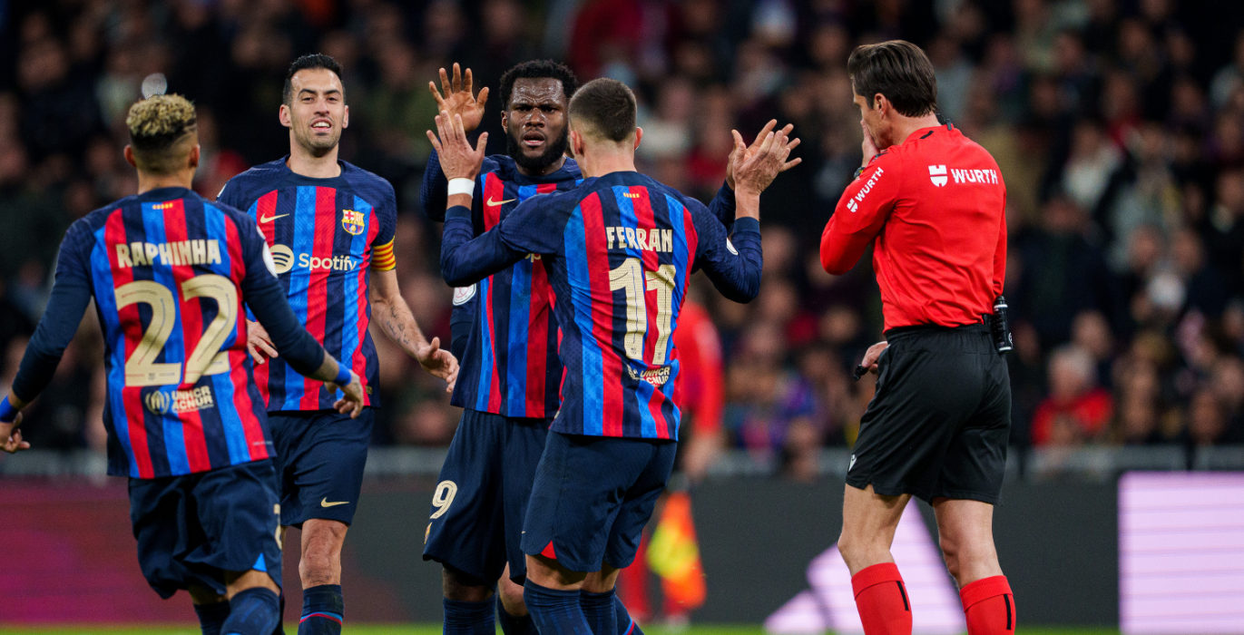 El Barcelona con poco derrota al Madrid en el Bernabéu