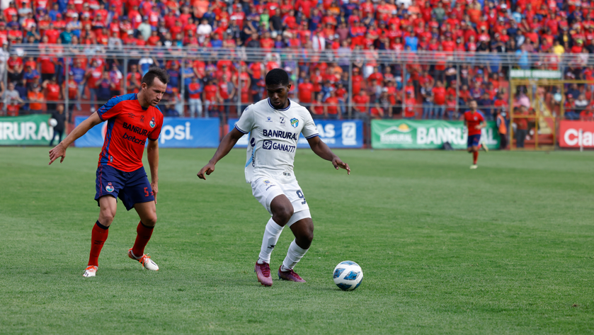 Cremas y rojos reparten puntos en el clásico 325