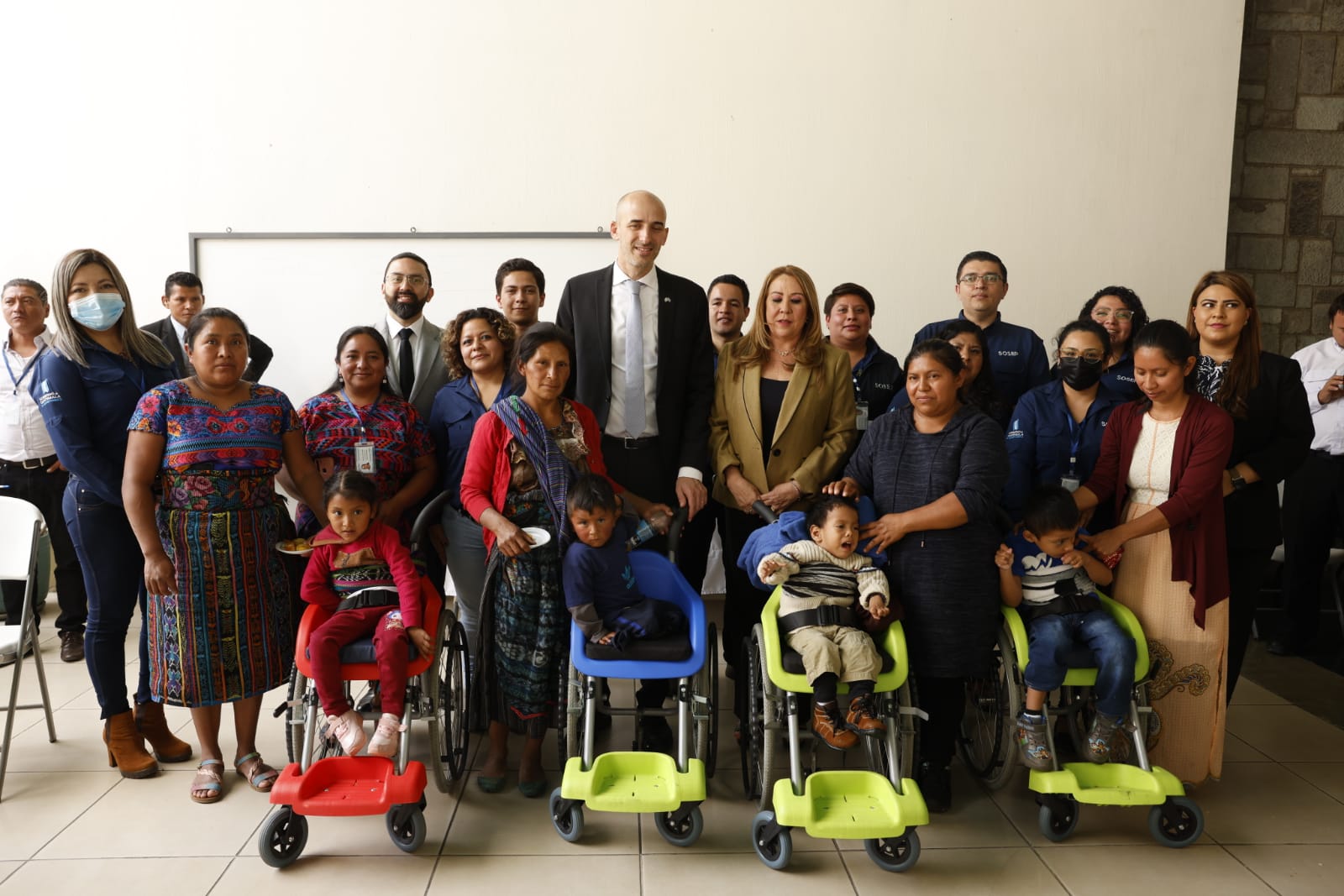 Entregan 270 sillas de ruedas para niños en situación de vulnerabilidad