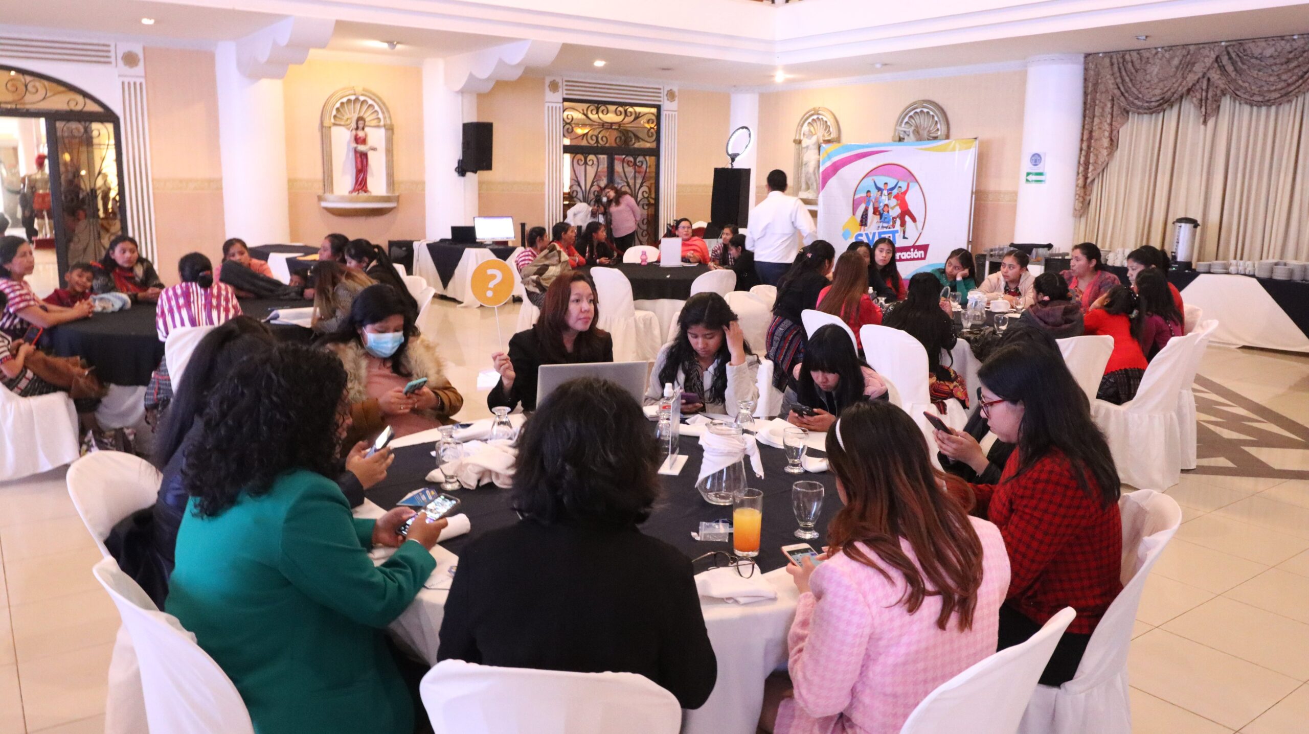 Mujeres de Quetzaltenango participan en congreso regional multicultural