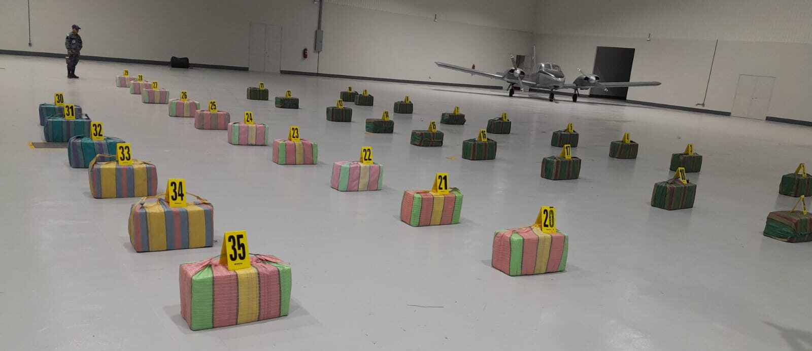Fuerzas antinarcóticas localizan aeronave y posible droga en Petén
