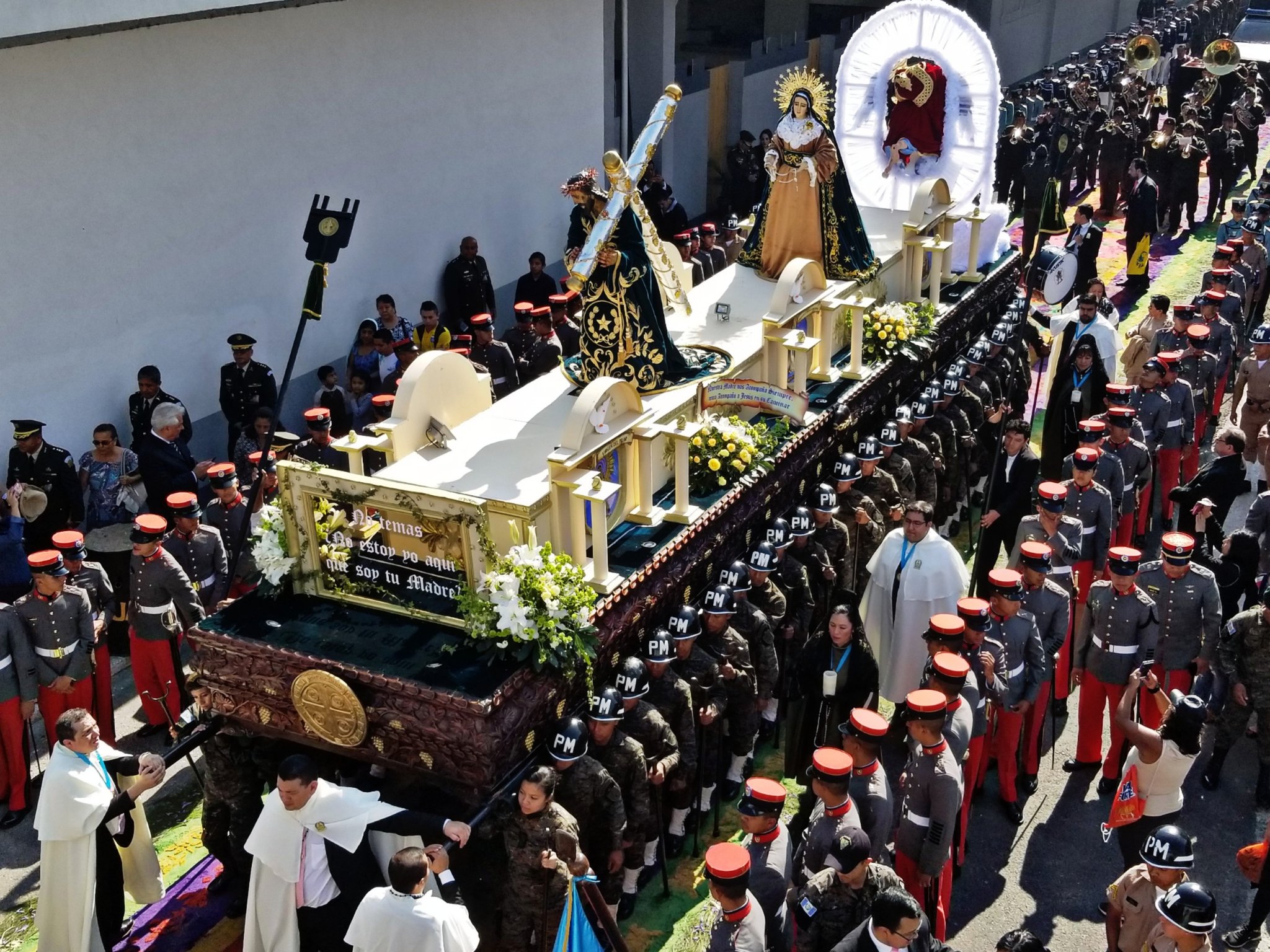 Servidores públicos acompañan a Jesús Nazareno