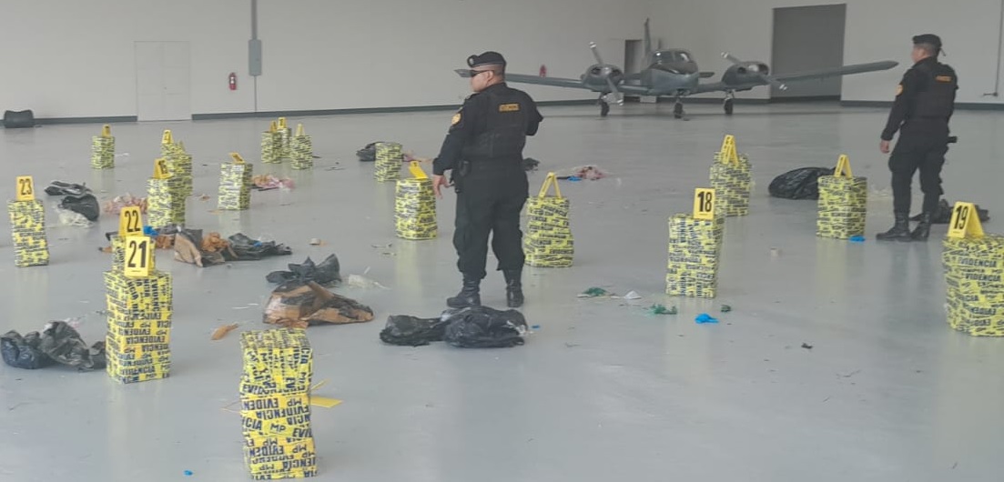 Más de 800 paquetes de cocaína trasladaba aeronave localizada en Petén